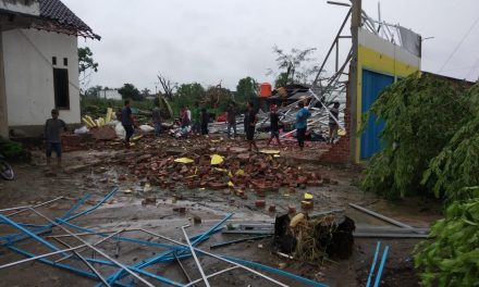 Dua Warga Meninggal Dunia dan Ratusan Rumah Rusak Akibat Angin Puting Beliung di Lampung