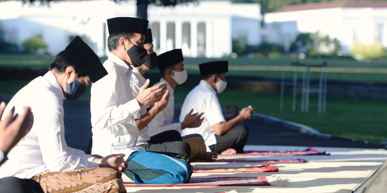 Presiden Jokowi Salat Idulfitri di Halaman Wisma Bayurini