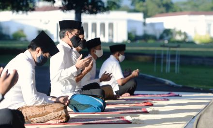 Presiden Jokowi Salat Idulfitri di Halaman Wisma Bayurini