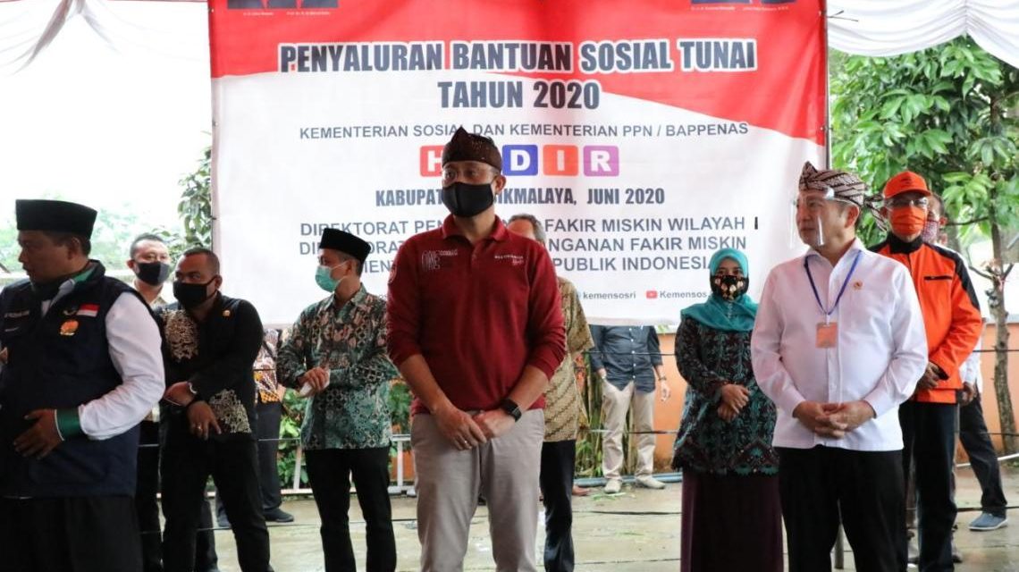 Menteri PPN/Kepala Bappenas Meninjau Penyaluran Dana BST di Tasikmalaya