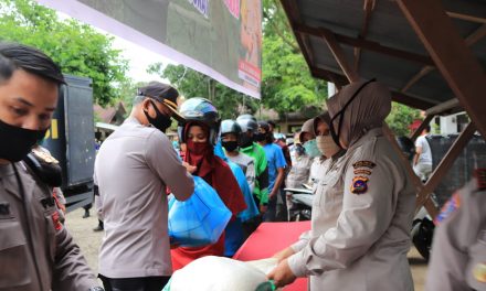 HUT Bhayangkara, Ratusan Dhuafa Terima Sembako Hasil Taman Pangan Terpadu Polres Payakumbuh