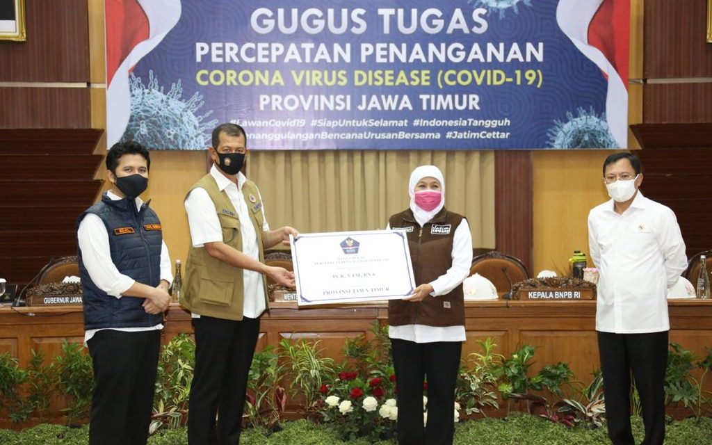 Tangani COVID-19 Jatim, Gugus Tugas Serahkan Bantuan Langsung Alkes Hingga Robot Disinfektan