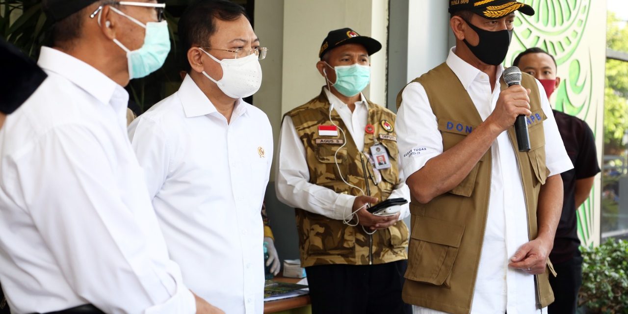 Kunjungi Kalsel, Ketua Gugus Tugas Serahkan Bantuan Guna Hijaukan Zona COVID-19