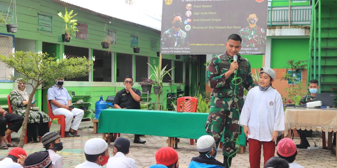 Anak Pesantren Di Kel. PDTM Kota Payakumbuh Ikut Sosialisasi Protokol Kesehatan Dengan Dokter Dari Batalyon 131/BRS