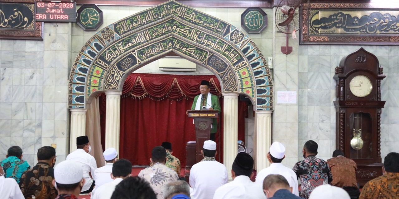 Melihat Kekompakan Menko Polhukam dan Mendagri Saat Shalat Jumat Bersama