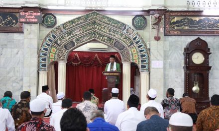 Melihat Kekompakan Menko Polhukam dan Mendagri Saat Shalat Jumat Bersama