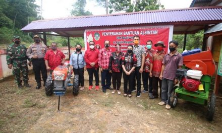 Tanam Padi 3 Kali Dalam Setahun, Bupati Landak Langsung Berikan Hadiah Alsintan