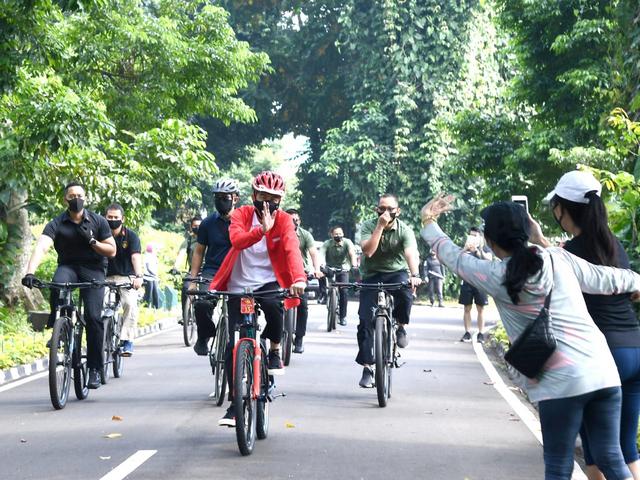 Presiden Bersepeda dan Bagikan Masker di Kebun Raya Bogor