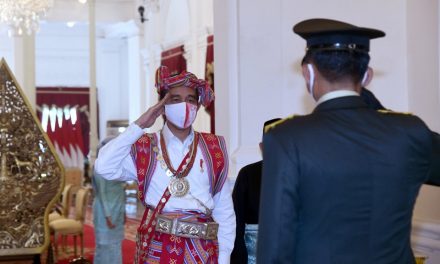 Presiden Jokowi Berbaju Adat NTT Saat Pimpin Upacara di Istana Merdeka