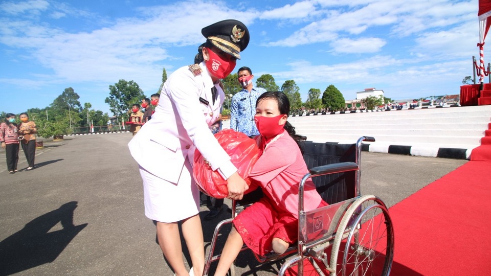 HUT Ke-75 RI, Bupati Landak Berikan Beberapa Bantuan Dan  Penghargaan