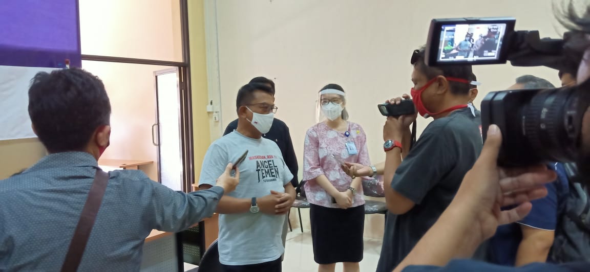 SILOAM HOSPITALS SURABAYA BERSAMA KANTOR STAF PRESIDEN DAN PERSATUAN WARTAWAN INDONESIA JATIM SELENGGARAKAN TES RAPID UNTUK KOMUNITAS JURNALIS DAN BUDAYAWAN