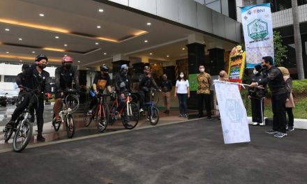 Sambut Hari Batik Nasional, Kemendes Gowes Berbatik