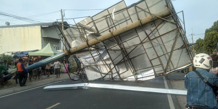 Waspadai Saat Berkendara dan Berlindung Saat Terjadi Angin Kencang