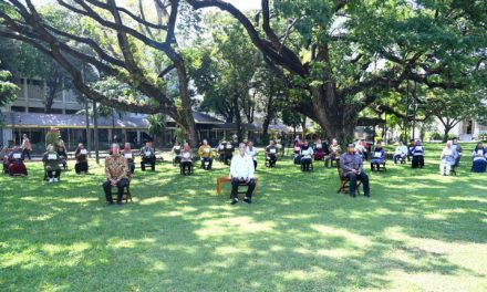 Serahkan Bantuan Modal Kerja, Presiden: Usahakan Tetap Bertahan Hingga Keadaan Kembali Normal