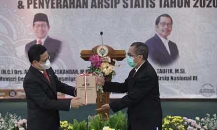 Gus Menteri Serahkan RTSP Transmigrasi Provinsi Timtim tahun 1984-1997 ke ANRI