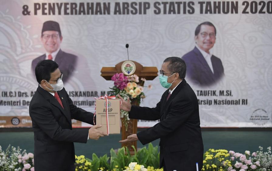 Gus Menteri Serahkan RTSP Transmigrasi Provinsi Timtim tahun 1984-1997 ke ANRI