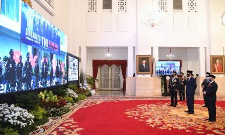 Presiden Jokowi Pimpin Upacara Peringatan ke-75 Hari TNI