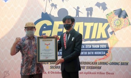 Terbangkan Layang-layang Batik, Kemendes PDTT Pecahkan Rekor Dunia