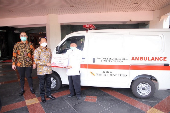 Mendagri Serahkan Bantuan Ambulans untuk Pondok Pesantren Khas Kempek Cirebon