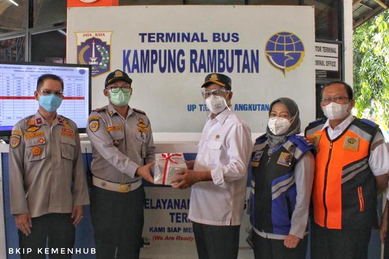 PASTIKAN PENERAPAN PROTOKOL KESEHATAN, MENHUB TINJAU STASIUN PASAR SENEN DAN TERMINAL KAMPUNG RAMBUTAN