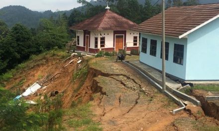 Gedung Sekolah Terdampak Tanah Longsor di Lebak