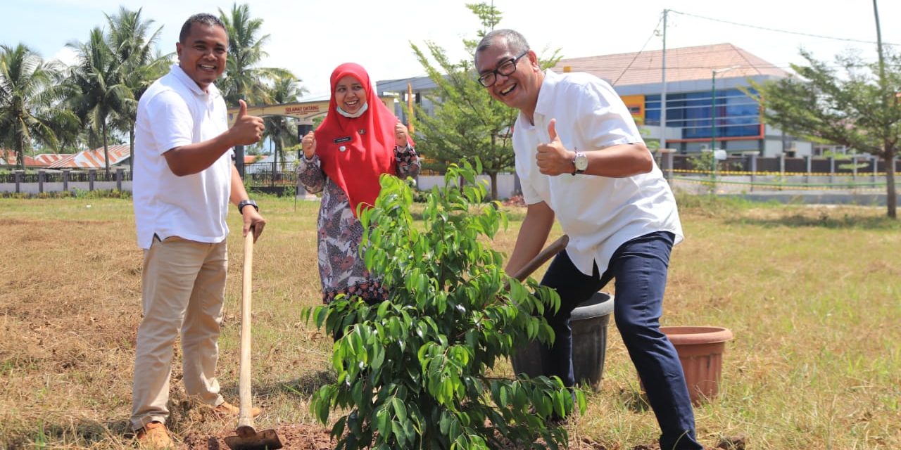 Tambah Keasrian Lingkungan Padang Kaduduak, Wako Riza Tanam Puluhan Pohon Bareng Dewan