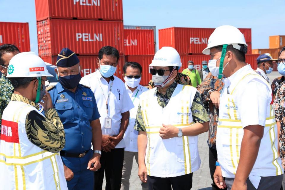 Gus Menteri Tinjau Program Tol Laut di Pelabuhan Bima