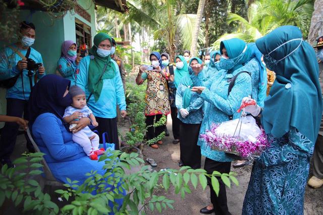 Ketum TP PKK Sosialisasi Prokes dan Berikan Bantuan 5 Ribu Masker di Batam