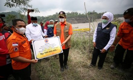 Tinjau Penanganan Erupsi Gunung Semeru, Kepala BNPB Serahkan Bantuan 500 Juta