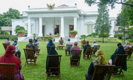 Presiden Jokowi Serahkan Bantuan Modal Kerja untuk Ringankan Beban di Saat Pandemi