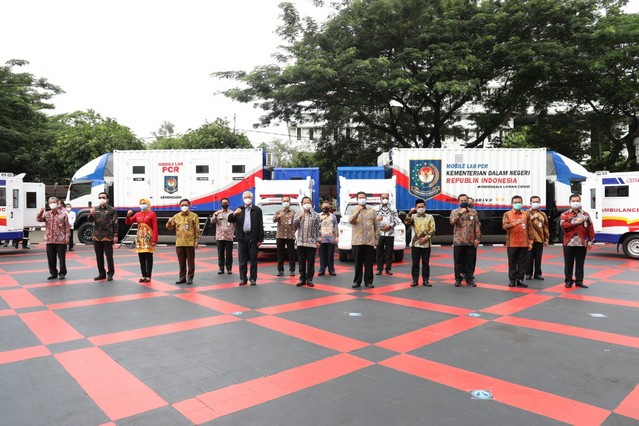 Cegah Klaster Perkantoran, Mendagri Serahkan Mobile Lab PCR, Ambulans dan Paket Sembako