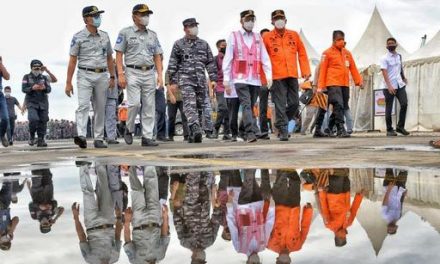 Gunakan Kapal KRI John Lie, Menhub Bersama Panglima TNI Tinjau Titik Yang Diduga Menjadi Lokasi Jatuhnya Pesawat Sriwijaya Air SJ 182