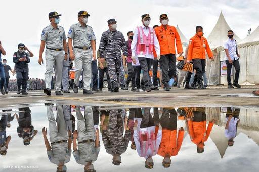 Gunakan Kapal KRI John Lie, Menhub Bersama Panglima TNI Tinjau Titik Yang Diduga Menjadi Lokasi Jatuhnya Pesawat Sriwijaya Air SJ 182