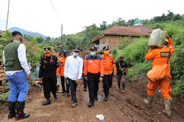 BNPB dan Komisi VIII DPR RI Tinjau Longsor Sumedang