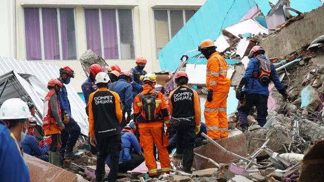 [Update] – Sebanyak 73 Orang Meninggal Akibat Gempa M6,2 di Sulawesi Barat