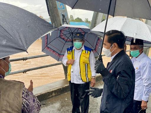 Presiden Joko Widodo meninjau sungai Martapura