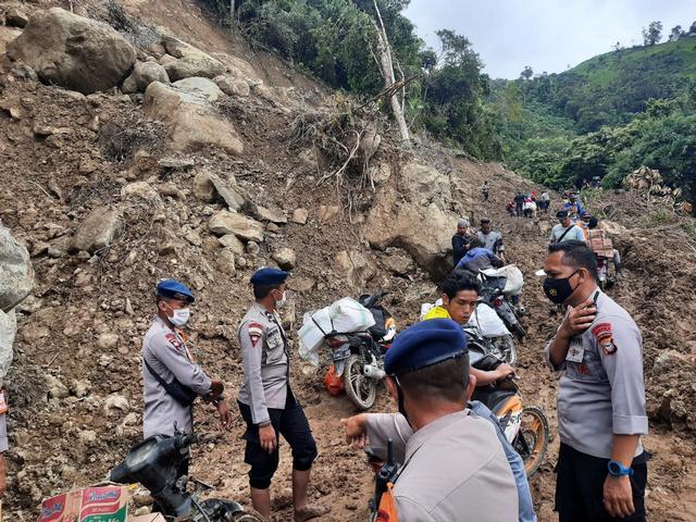 Tinjau Longsor Majene, Kepala BNPB: Jalur Ulumanda Sudah Dapat Dilalui Kendaraan