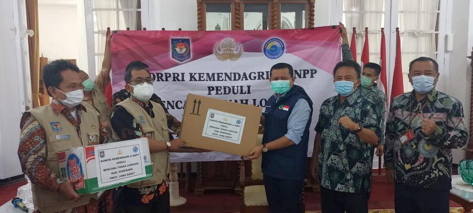 Kemendagri Serahkan Bantuan untuk Korban Terdampak Bencana Alam di Kabupaten Sumedang