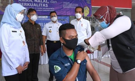 Presiden Jokowi Sidak Vaksinasi Massal Pedagang di Pasar Tanah Abang