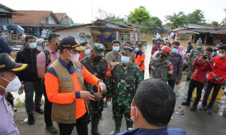 Kepala BNPB Tinjau Penanganan Banjir di Karawang dan Serahkan Bantuan 500 Juta