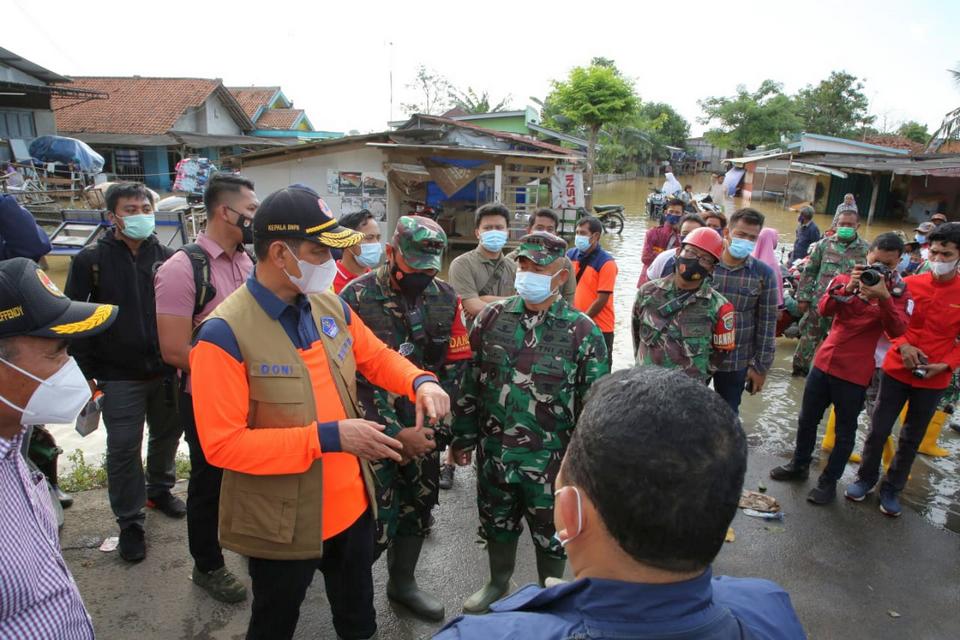 KEPALA BNPB TINJAU PENANGANAN BANJIR DI KARAWANG