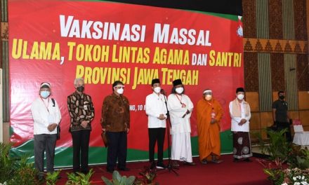 Presiden Jokowi Tinjau Vaksinasi Massal bagi Ulama dan Tokoh Lintas Agama