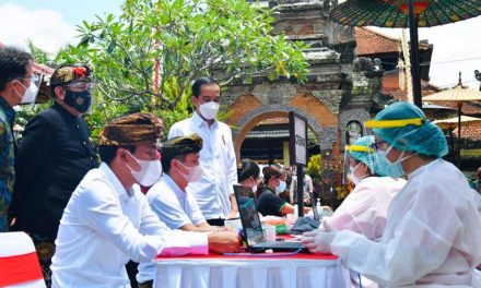 Tinjau Vaksinasi Massal di Gianyar, Presiden: Kita Harapkan Sektor Pariwisata Bali Segera Bangkit