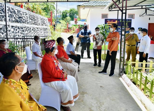 Presiden Tinjau Vaksinasi Massal Bagi para Guru di Makassar