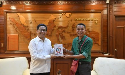 Gus Menteri Serahan Buku SDGs Desa ke Wabup Malaka