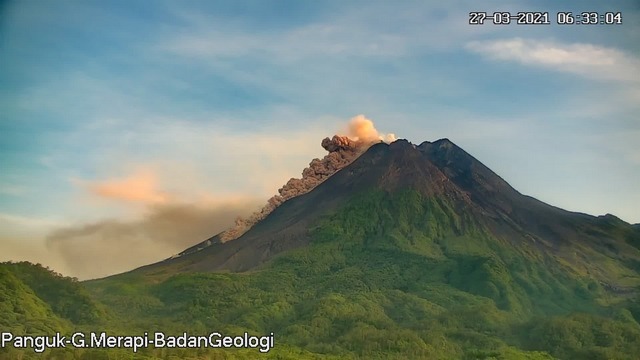 Gunung Merapi Luncurkan Awan Panas Guguran Sejauh 1.300 Meter Pagi Ini