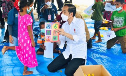 Presiden Joko Widodo Tinjau Posko Pengungsi di Kabupaten Lembata, NTT