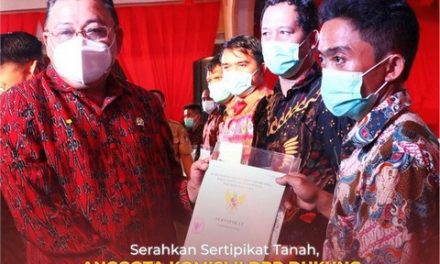 Serahkan Sertipikat Tanah, Anggota Komisi II DPR RI Dukung Program Strategis Kementerian ATR/BPN