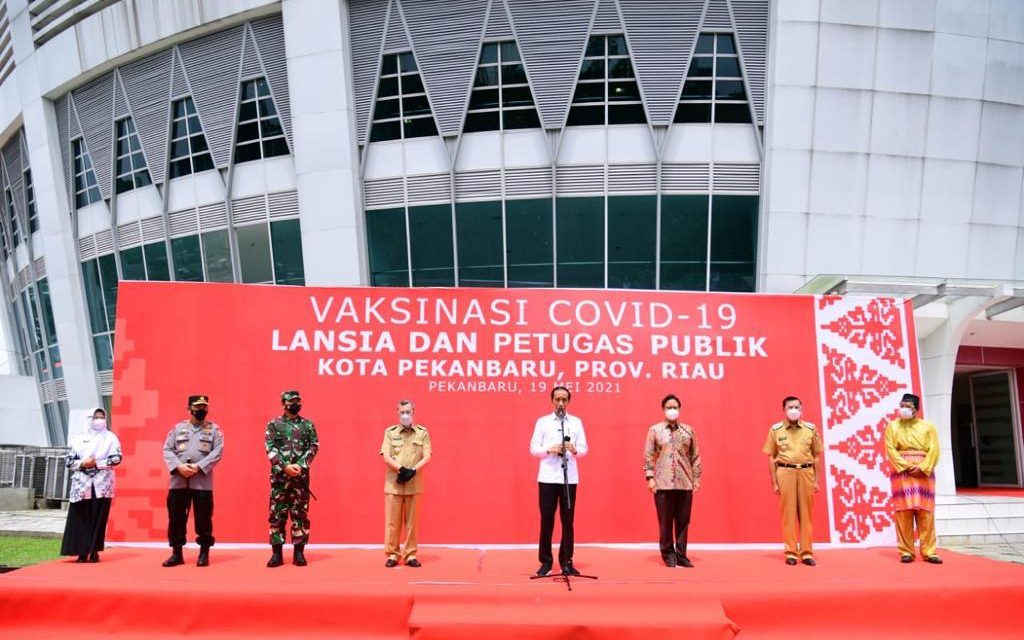 Presiden Jokowi Tinjau Vaksinasi Massal di Provinsi Riau