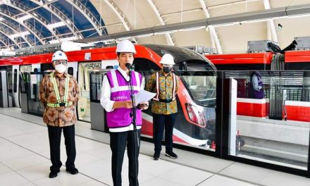 Presiden Jokowi Tinjau Perkembangan Pembangunan LRT Jabodebek